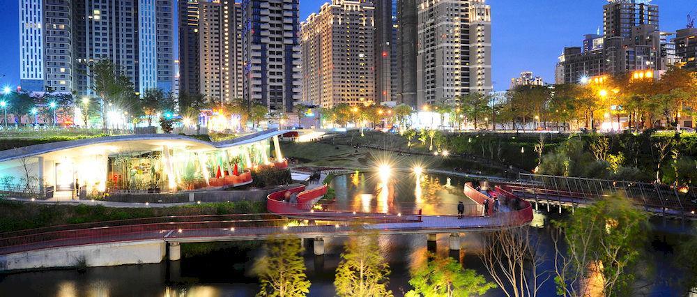 더 린 호텔 타이중 외부 사진 View of the park at night