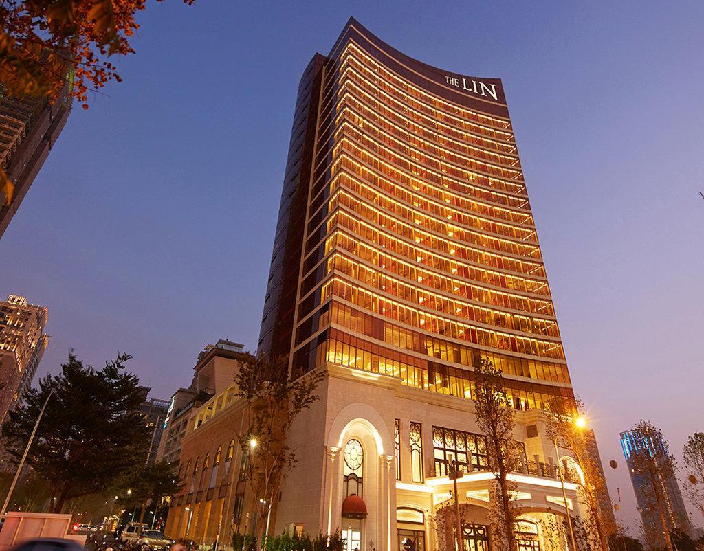 더 린 호텔 타이중 외부 사진 The hotel at night