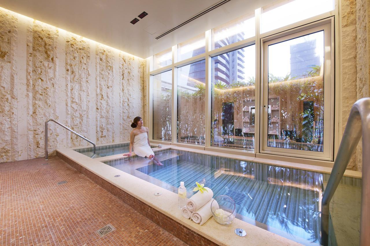 더 린 호텔 타이중 외부 사진 A woman in a spa