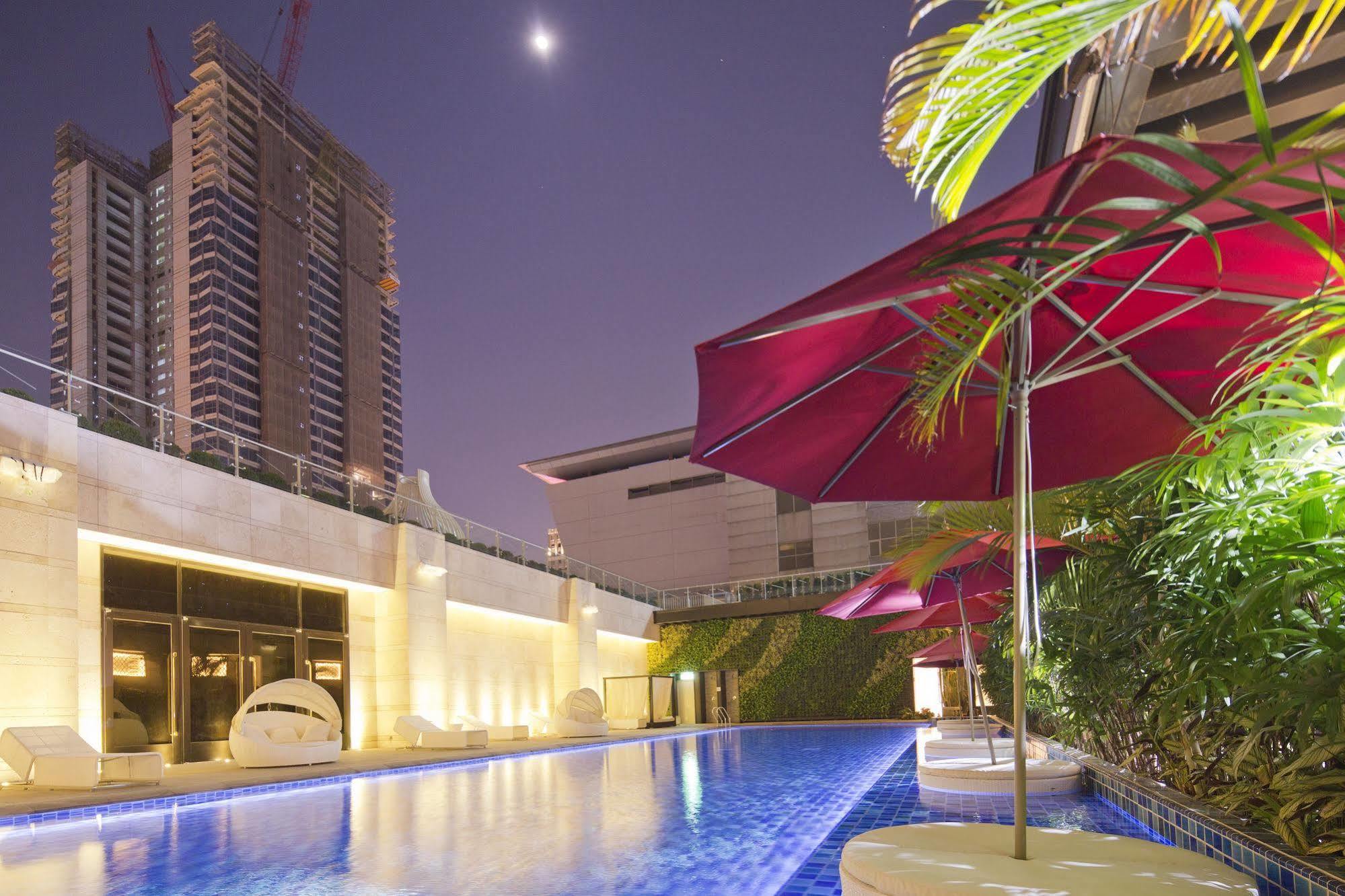 더 린 호텔 타이중 외부 사진 The swimming pool at the hotel