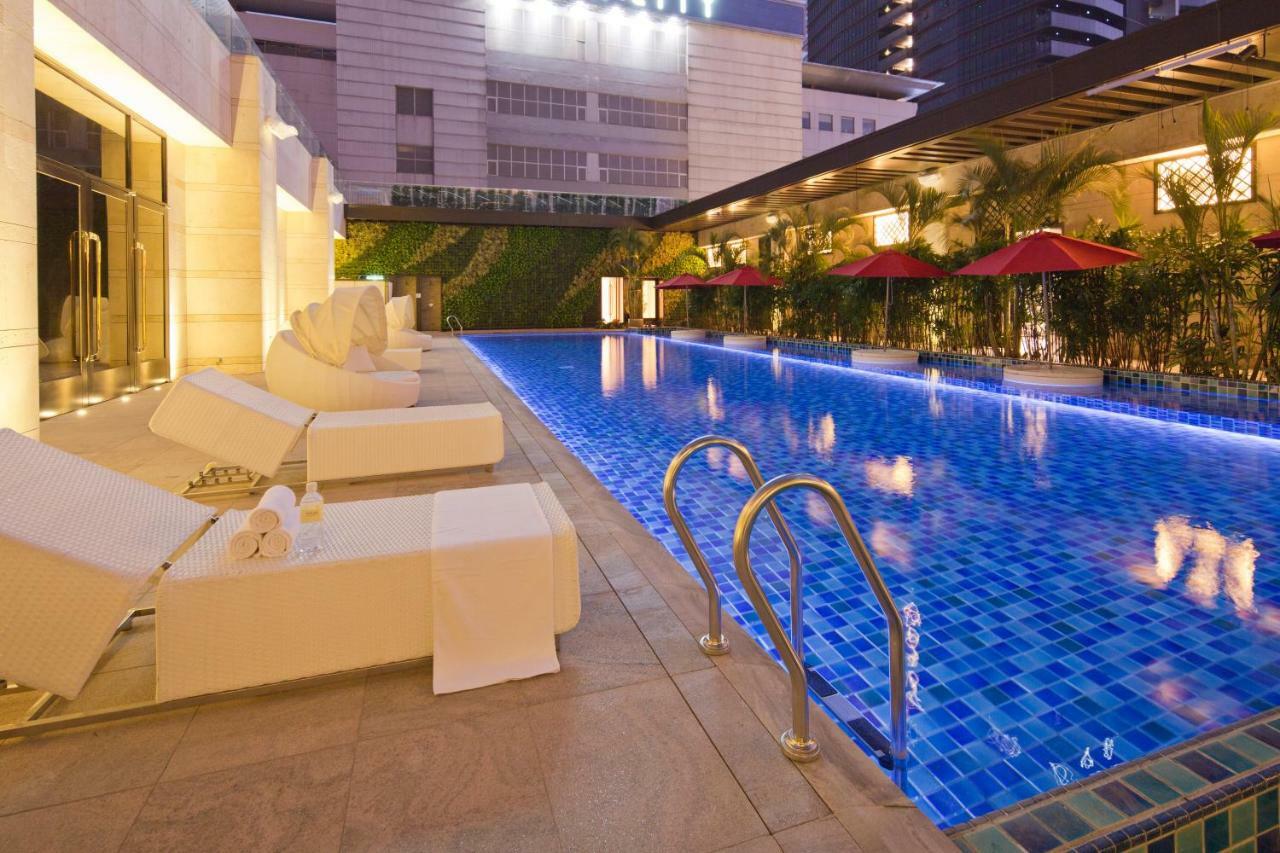 더 린 호텔 타이중 외부 사진 The swimming pool at the hotel