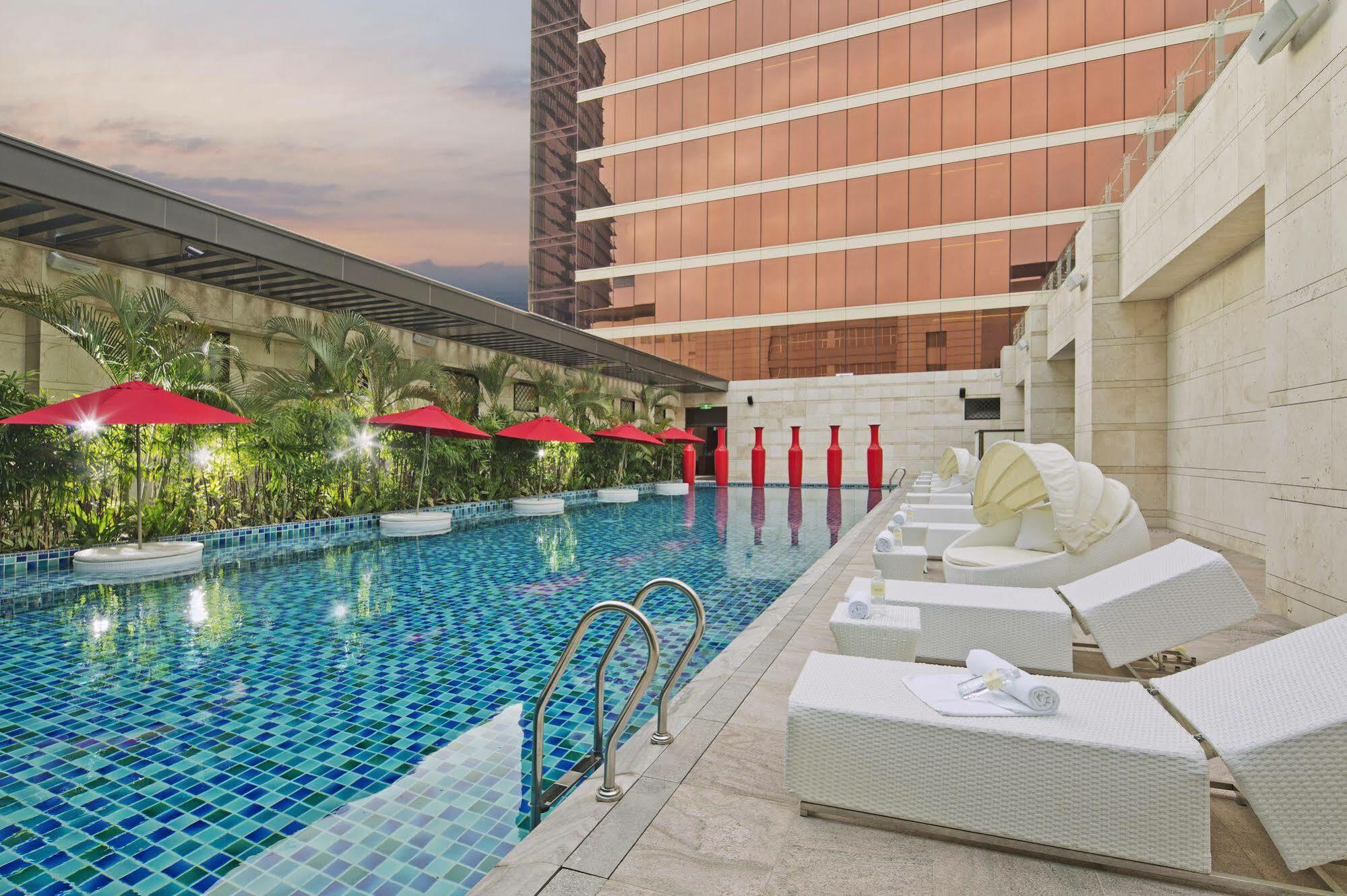 더 린 호텔 타이중 외부 사진 The swimming pool at the hotel